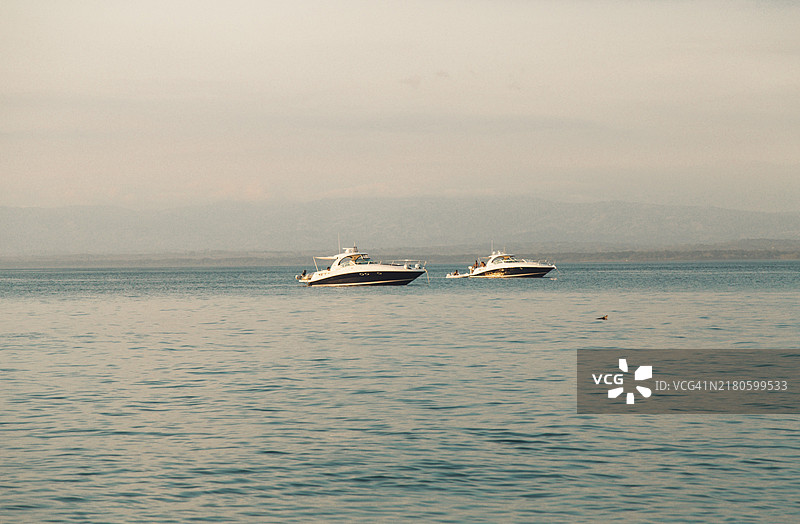 白色游艇海景图片素材