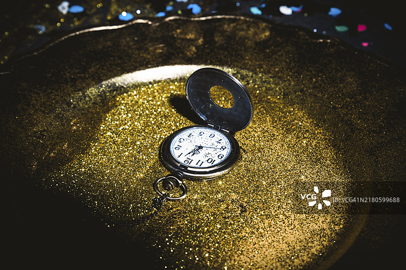 带亮片的怀表盘图片素材