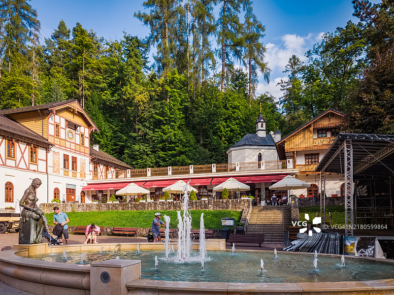 游客在风景如画的欧洲广场放松身心图片素材