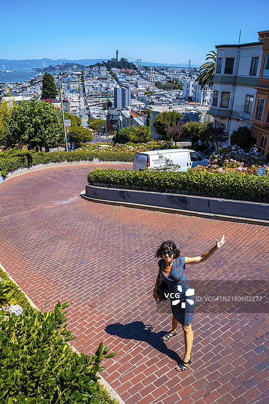 女游客在旧金山伦巴底街图片素材