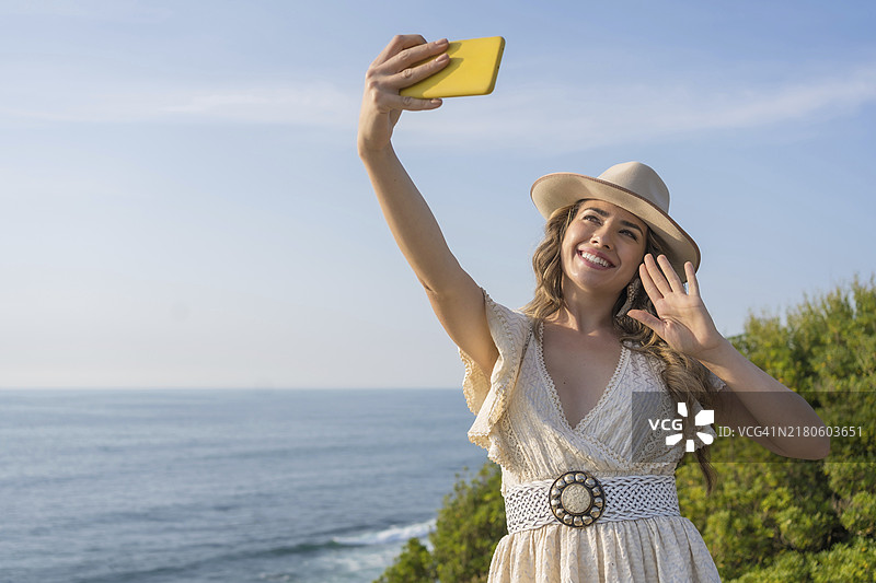 在海边自拍的金发美女图片素材