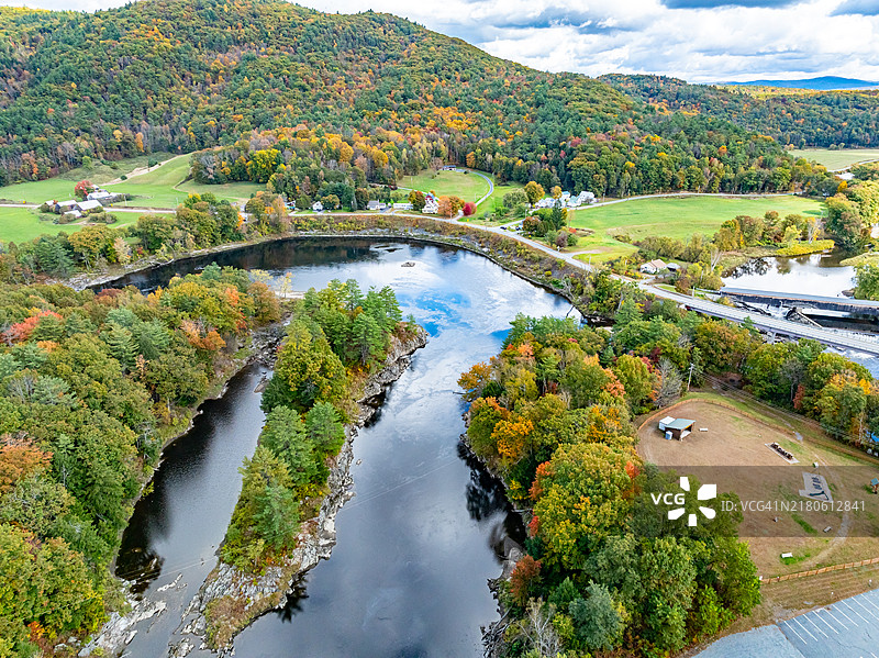 美国佛蒙特州韦尔斯河和伍兹维尔的康涅狄格河，US-302公路景观图片素材