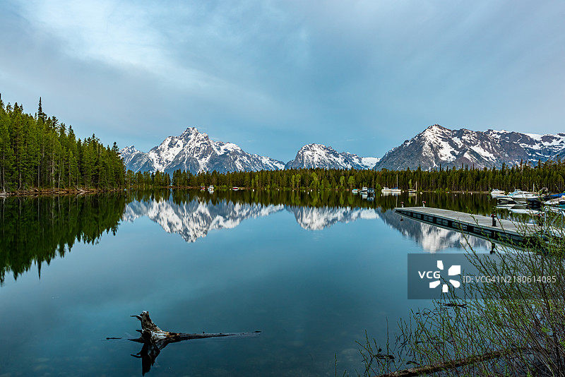 从杰克逊湖黎明时分看大提顿山脉，美国怀俄明州大提顿国家公园图片素材