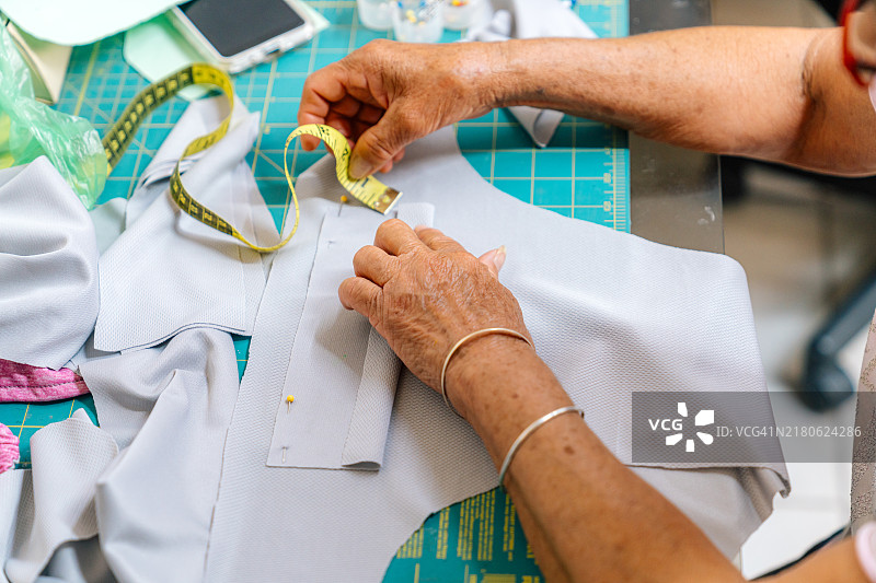 女人用手测量和缝制尿布材料图片素材