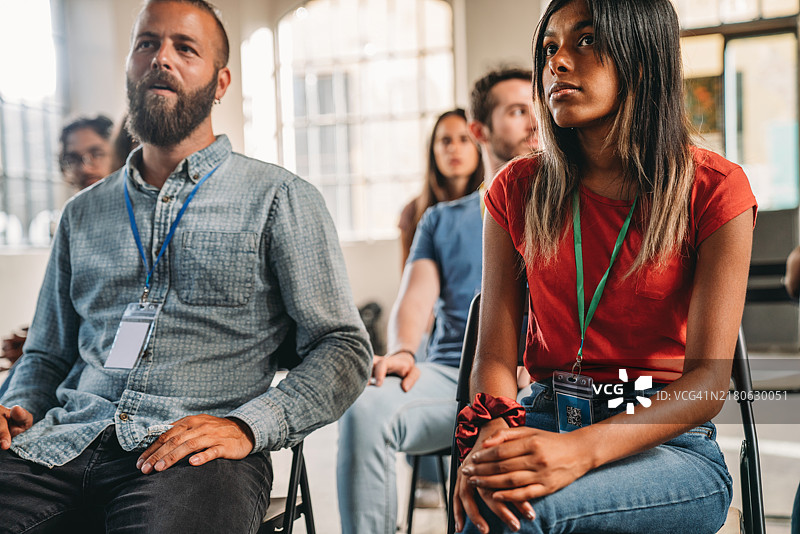 一群人坐着开会图片素材