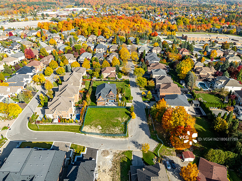 加拿大伍德布里奇的鲁瑟福路与伊斯灵顿大道交汇处的博伊德社区图片素材