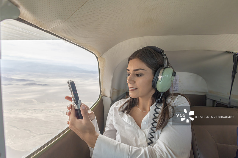 乘飞机前往秘鲁观看纳斯卡线条的女人图片素材