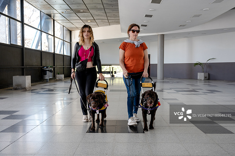 两个盲人女孩乘火车旅行图片素材