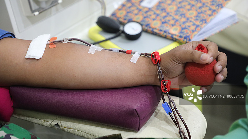 献血者手持红色小球图片素材