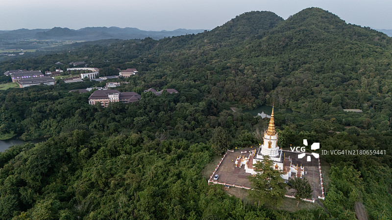 白塔的鸟瞰图，背景是梅法隆大学。梅法隆大学是泰国清莱省顶尖的公立大学之一。图片素材