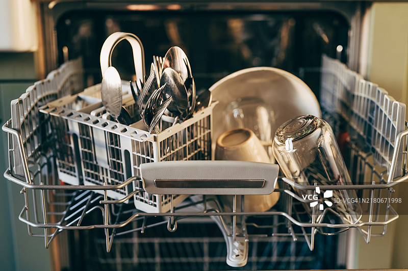 洗碗机里的碗和餐具图片素材