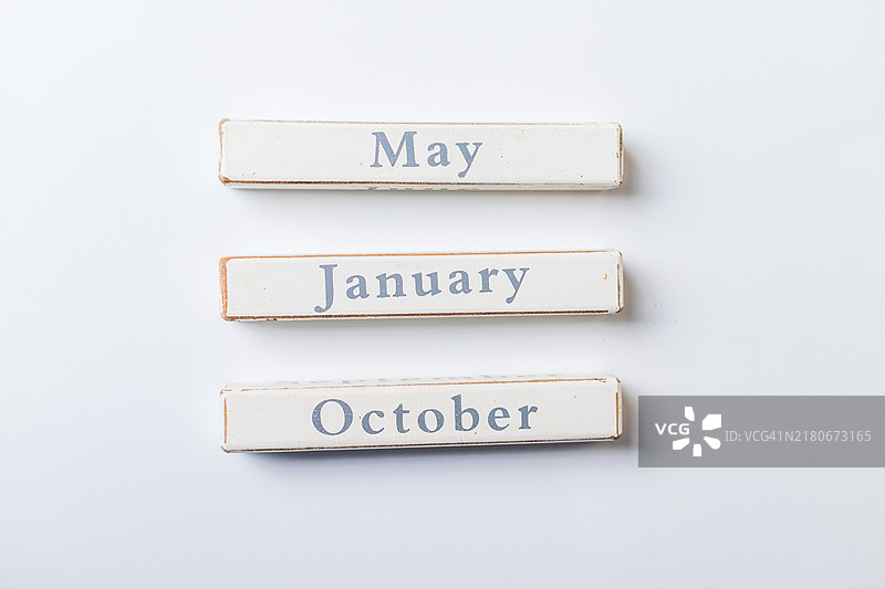 白色背景上写有月份名称的白色木块图片素材