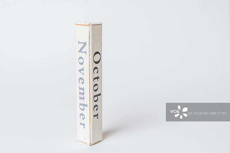 白色背景上写有月份名称的白色木块图片素材