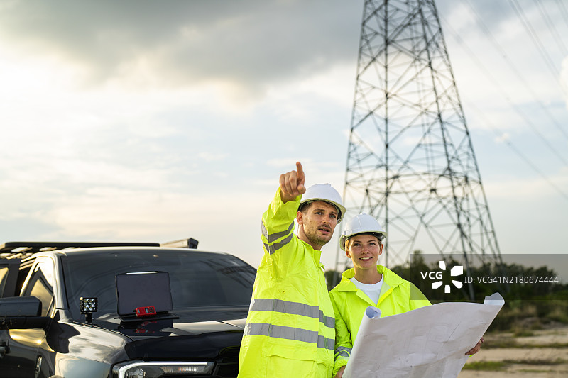 工程师在户外合作进行电力线路项目图片素材