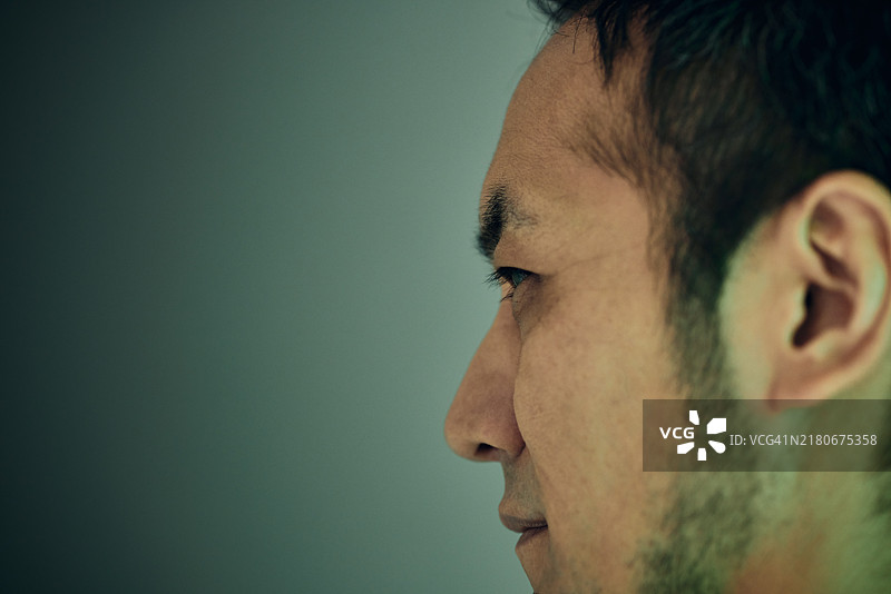 注视前方的男士影棚人像照图片素材