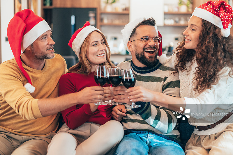 圣诞节朋友们喝红酒图片素材