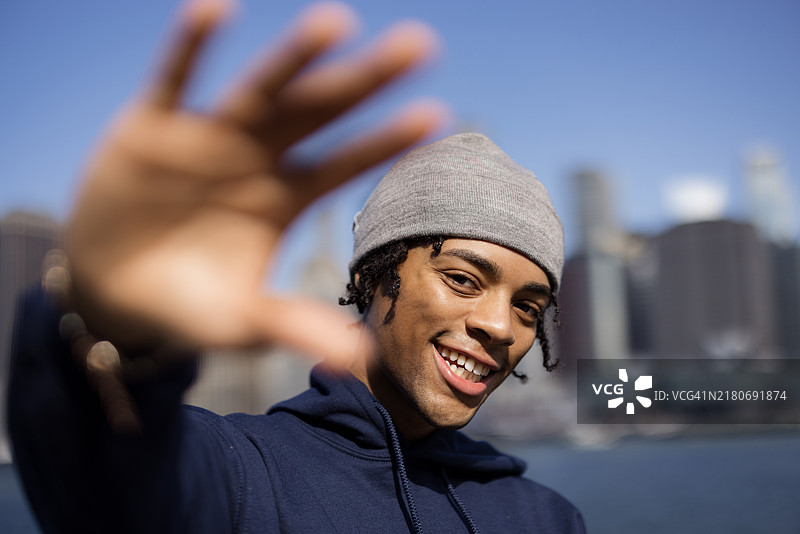 快乐的黑人男性在大自然中享受时光。图片素材