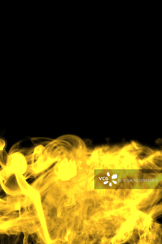 黑色背景上的火焰特写镜头图片素材