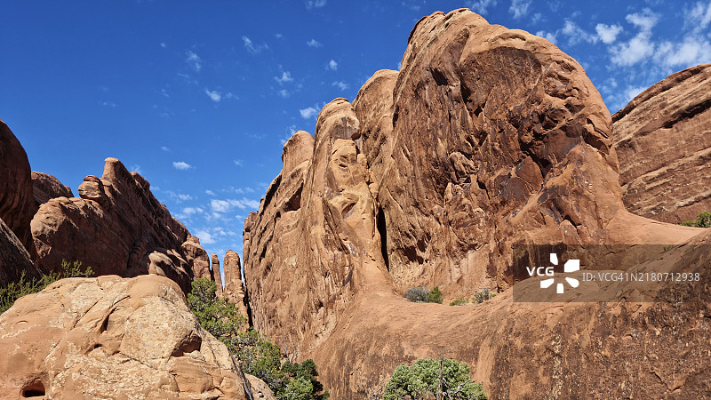 犹他州拱门国家公园魔鬼花园原始小径环线沿线的雄伟砂岩地层图片素材