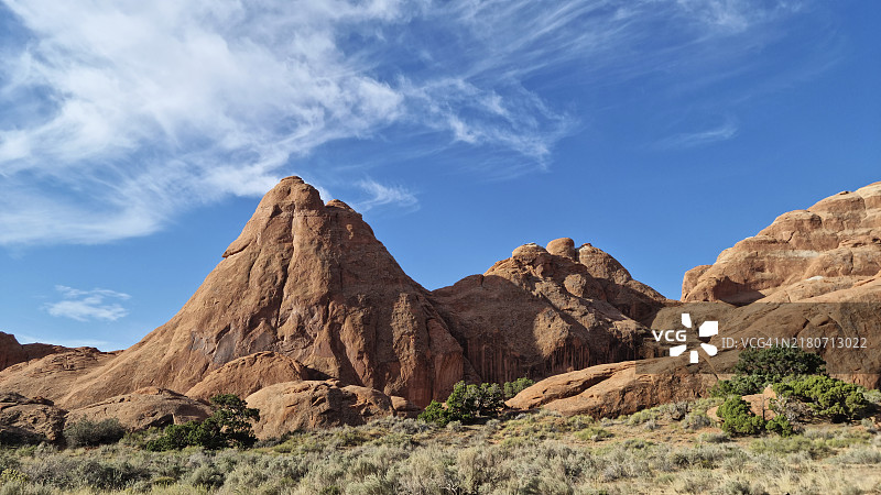 犹他州拱门国家公园魔鬼花园小径美丽的砂岩地层图片素材