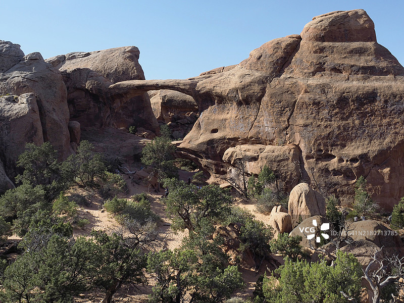 犹他州拱门国家公园恶魔花园原始小径环线上的双O拱门图片素材