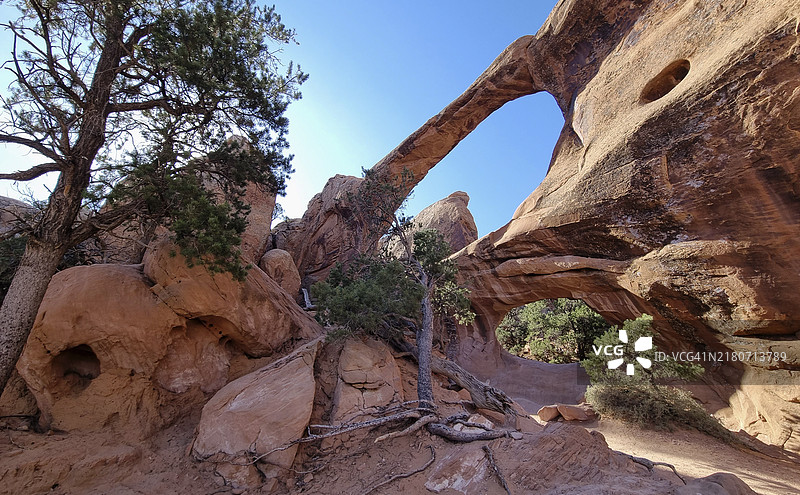 犹他州拱门国家公园魔鬼花园原始小径环线上的双O拱门图片素材