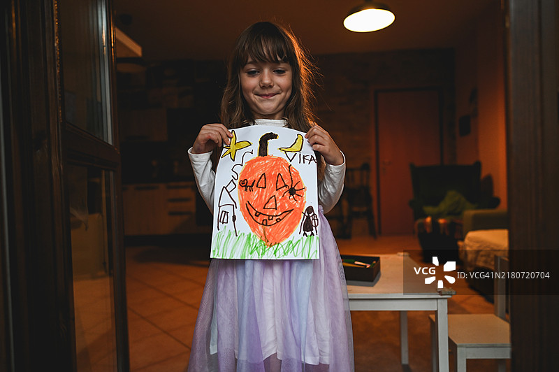 快乐女孩展示万圣节绘画图片素材