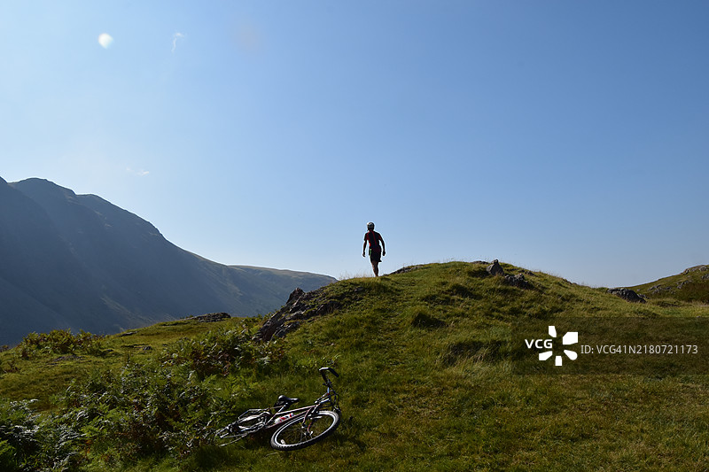 骑自行车的人欣赏风景图片素材