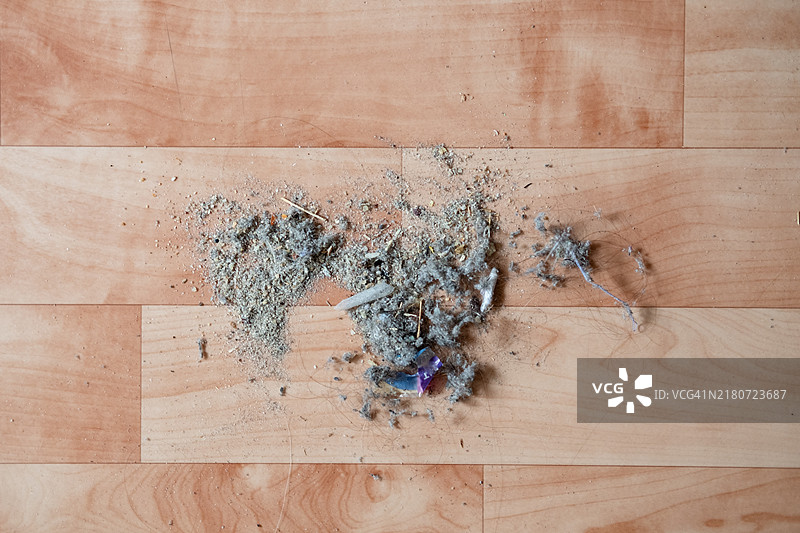 地板上的大量垃圾和灰尘，顶视图图片素材