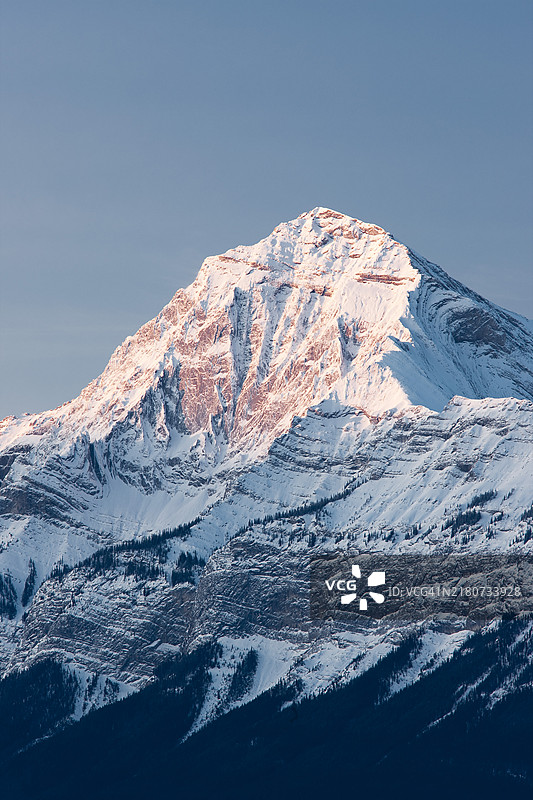 加拿大亚伯拉罕湖的埃利奥特峰图片素材