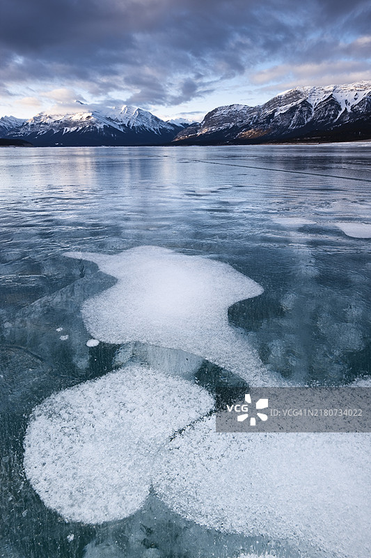 加拿大亚伯拉罕湖的冰川湖图片素材