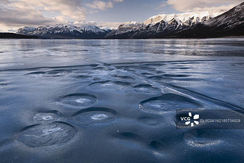 加拿大亚伯拉罕湖的冰川湖图片素材