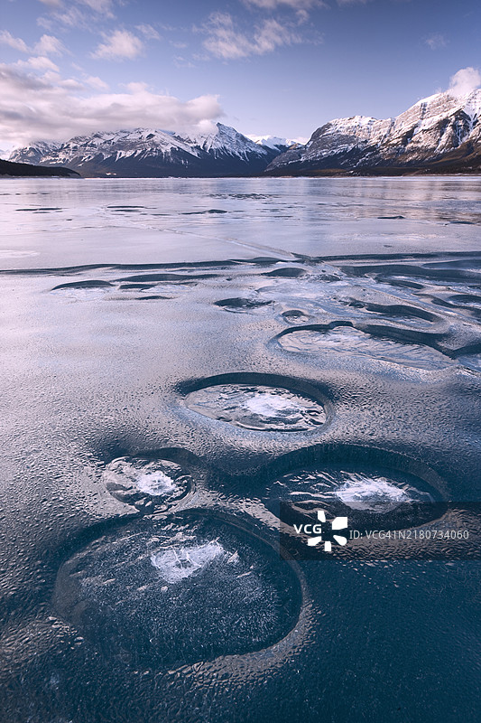 加拿大亚伯拉罕湖的冰川湖图片素材