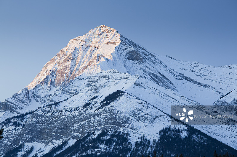 加拿大亚伯拉罕湖的埃利奥特峰图片素材