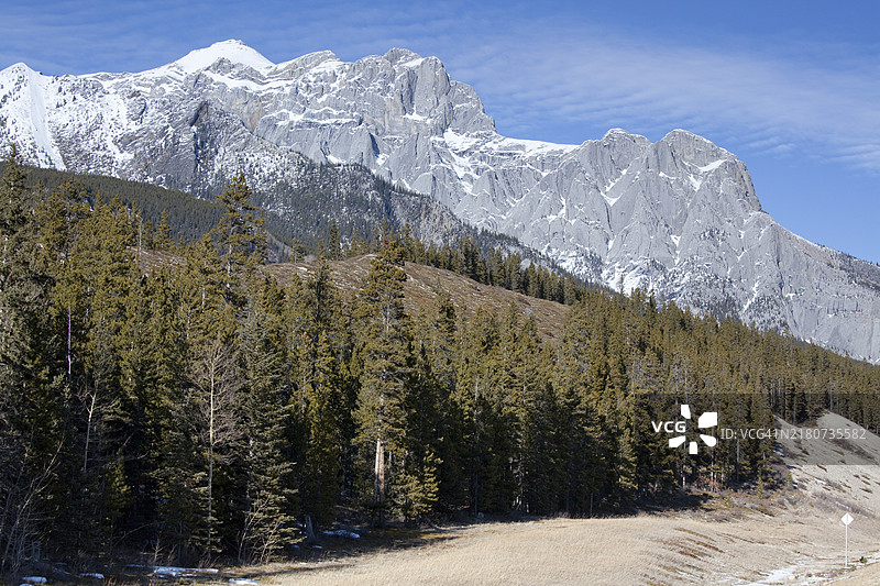 加拿大亚伯拉罕湖的亚伯拉罕山图片素材