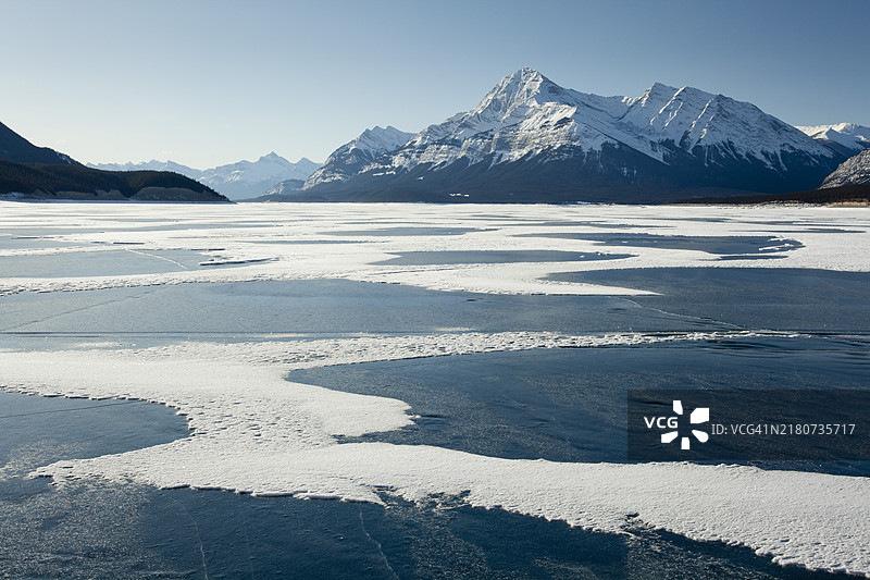 加拿大亚伯拉罕湖的埃利奥特峰图片素材