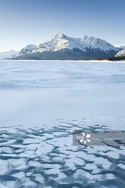 加拿大亚伯拉罕湖的埃利奥特峰图片素材