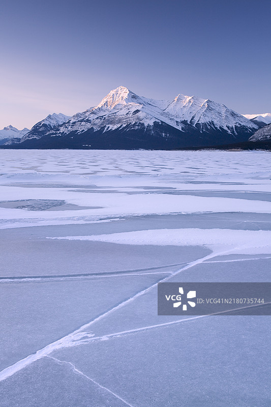 加拿大亚伯拉罕湖的埃利奥特峰图片素材