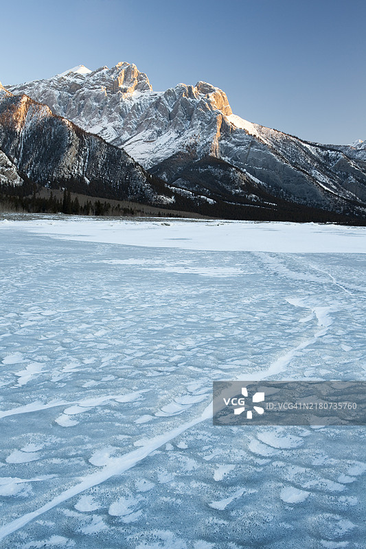 加拿大亚伯拉罕湖的亚伯拉罕山图片素材