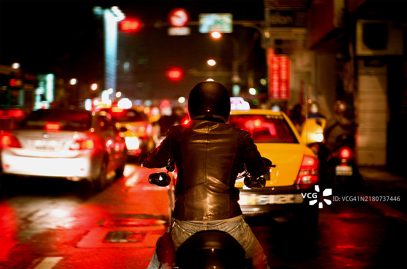 人们骑着摩托车等待交通信号灯图片素材