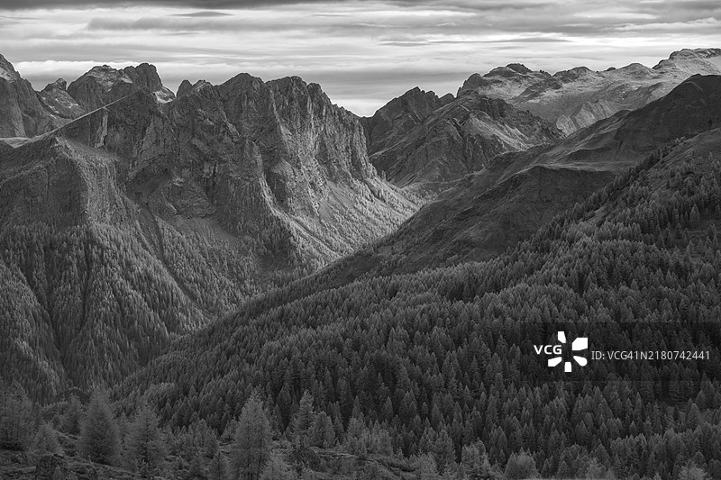 意大利多洛米蒂法尔扎雷戈山口附近的红外全景图像图片素材