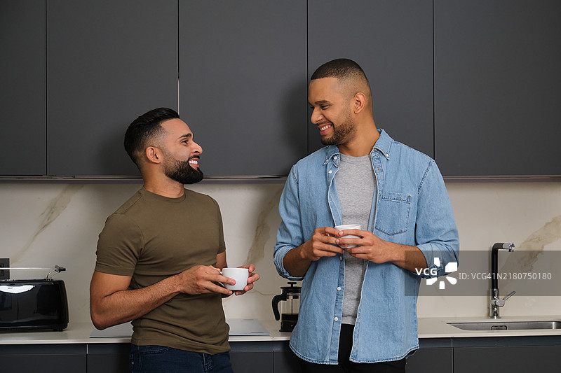 两名男子在厨房喝咖啡聊天图片素材