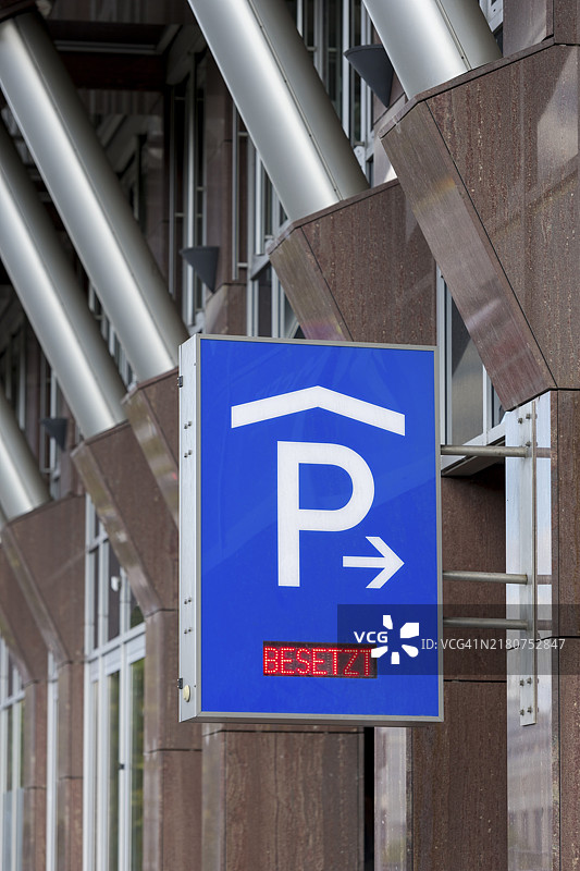 德国巴登-符腾堡州的蓝色停车场标志，白色P符号和红色“已占用”显示屏图片素材