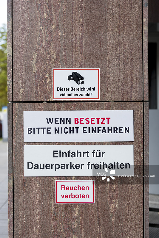 关于视频监控和停车场访问的警告标志，禁止吸烟，德国巴登-符腾堡图片素材
