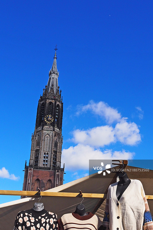 代尔夫特市场广场展览，背景是新教堂的尖塔图片素材