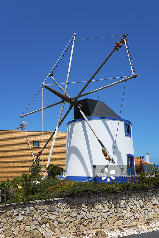 葡萄牙里斯本里巴马的蓝白色风车图片素材