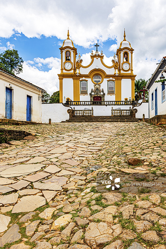 巴西米纳斯吉拉斯蒂拉登特斯历史名城鹅卵石坡道和巴洛克教堂图片素材