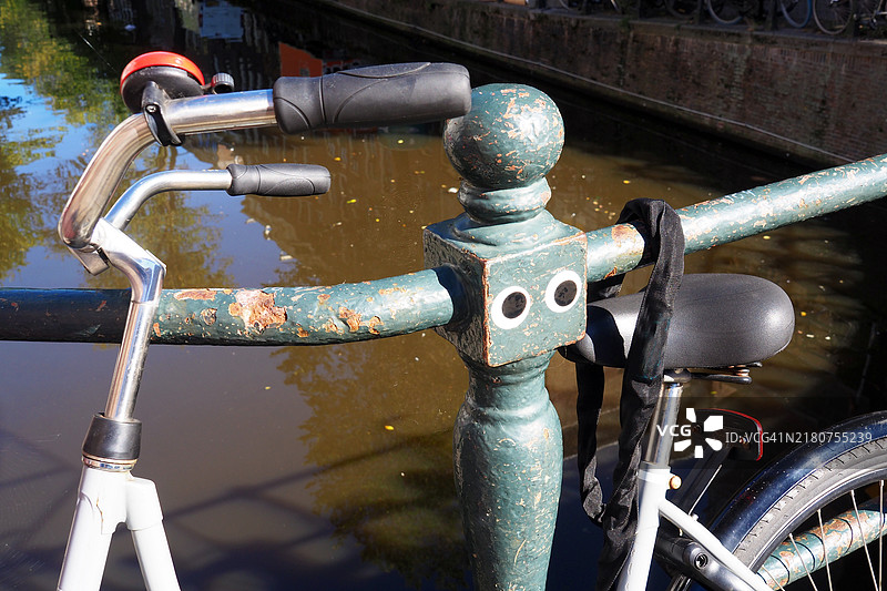 固定在桥梁栏杆上的旧自行车，荷兰图片素材