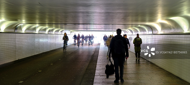 隧道里的人群图片素材