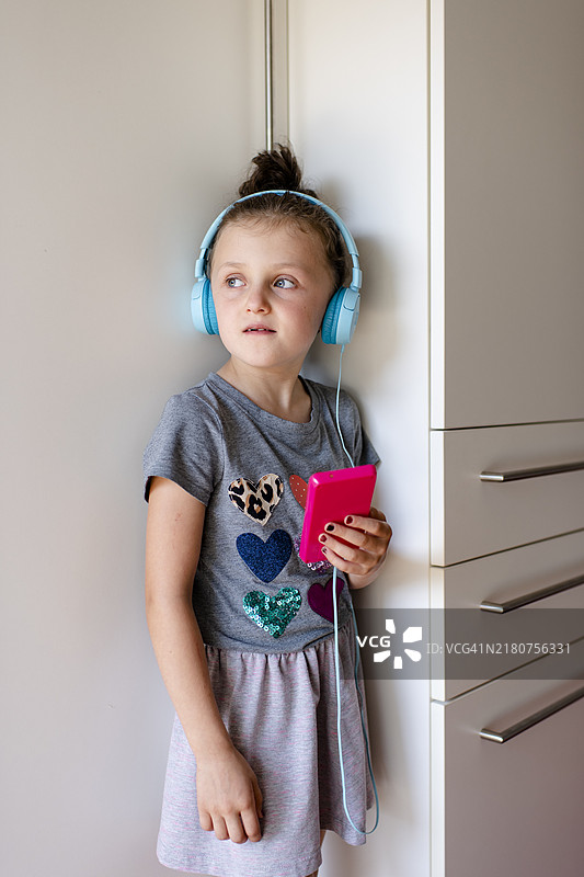 戴耳机听音乐的女孩图片素材